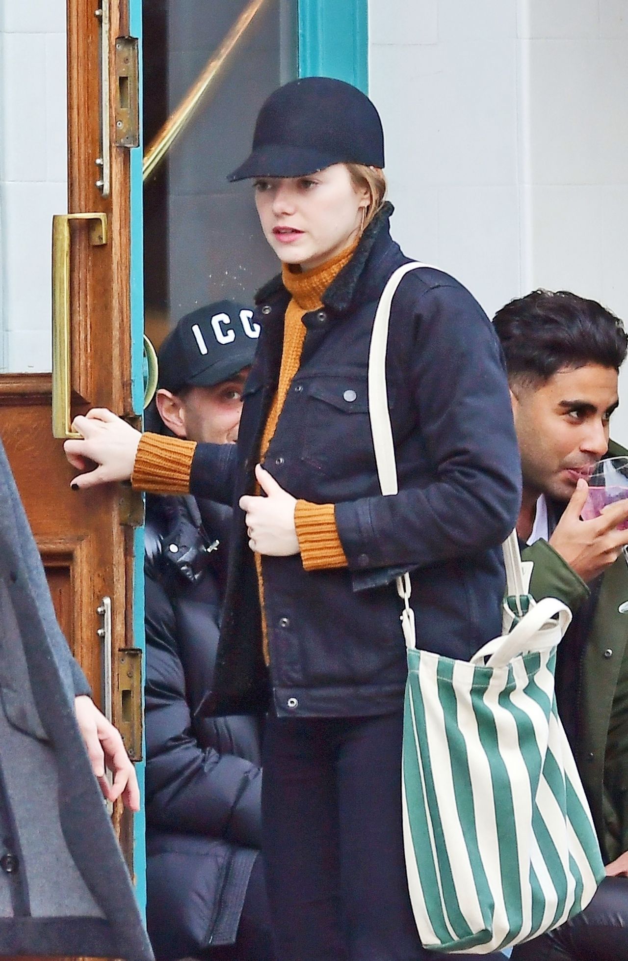 Emma Stone - Visiting a Traditional British Pub in North London 10/28