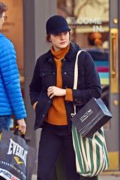 Emma Stone - Visiting a Traditional British Pub in North London 10/28/2019