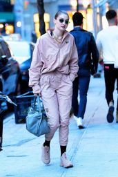 Gigi Hadid - Arrive at Her Apartment in New York 10/25/2019