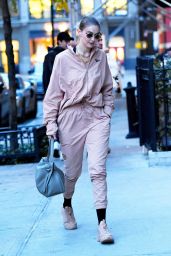 Gigi Hadid - Arrive at Her Apartment in New York 10/25/2019