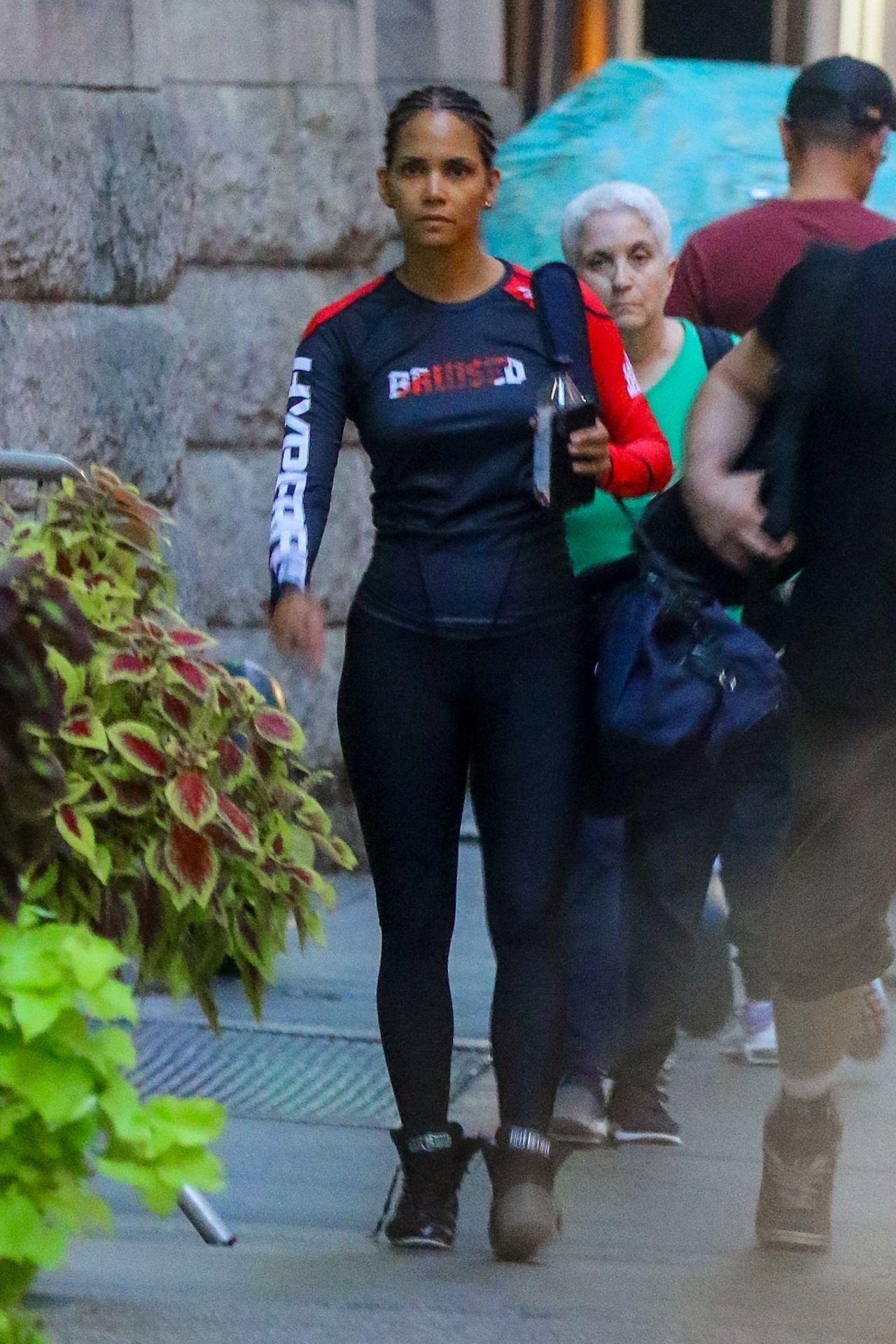 halle-berry-in-skintight-workout-gear-10-08-2019-8.jpg