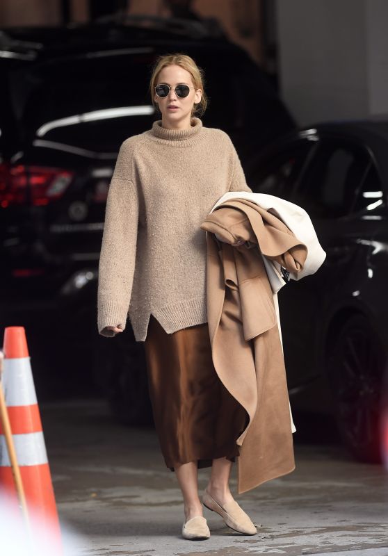 Jennifer Lawrence at Her New York City Apartment 10/18/2019