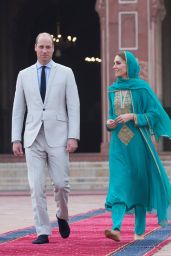 Kate Middleton - Badshahi Mosque in Lahore 10/17/2019