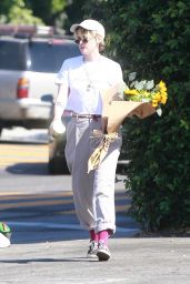 Kristen Stewart Purchased a Large Bouquet of Sunflowers - Los Angeles 10/18/2019