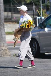 Kristen Stewart Purchased a Large Bouquet of Sunflowers - Los Angeles