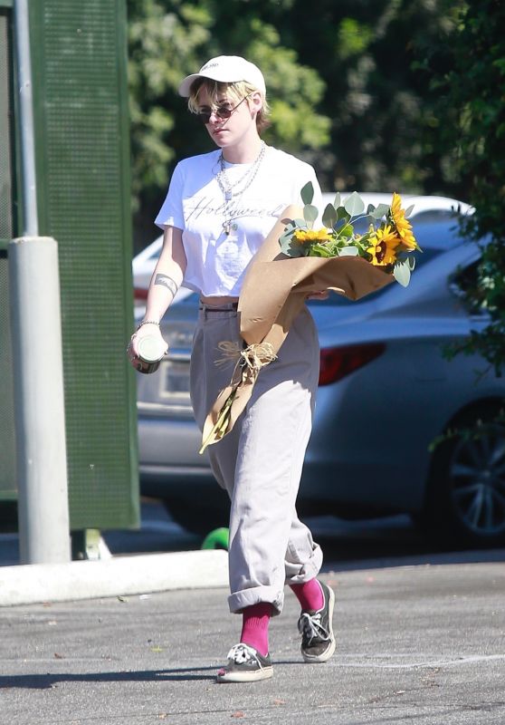Kristen Stewart Purchased a Large Bouquet of Sunflowers - Los Angeles 10/18/2019