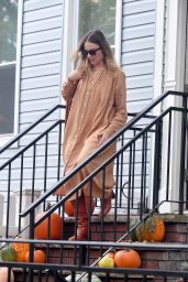 Margot Robbie - Visiting a Friend in Brooklyn, NY 10/07/2019