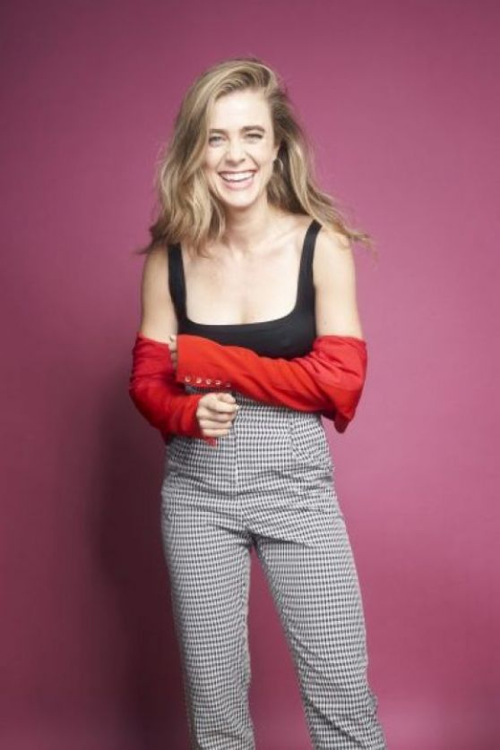 Melissa Roxburgh - New York Comic Con 2019 Portraits (more pics