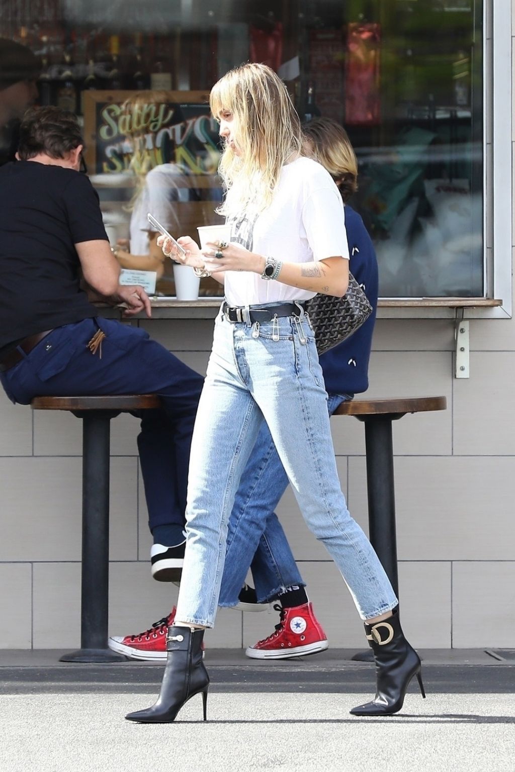 https://celebmafia.com/wp-content/uploads/2019/10/miley-cyrus-street-style-10-19-2019-2.jpg