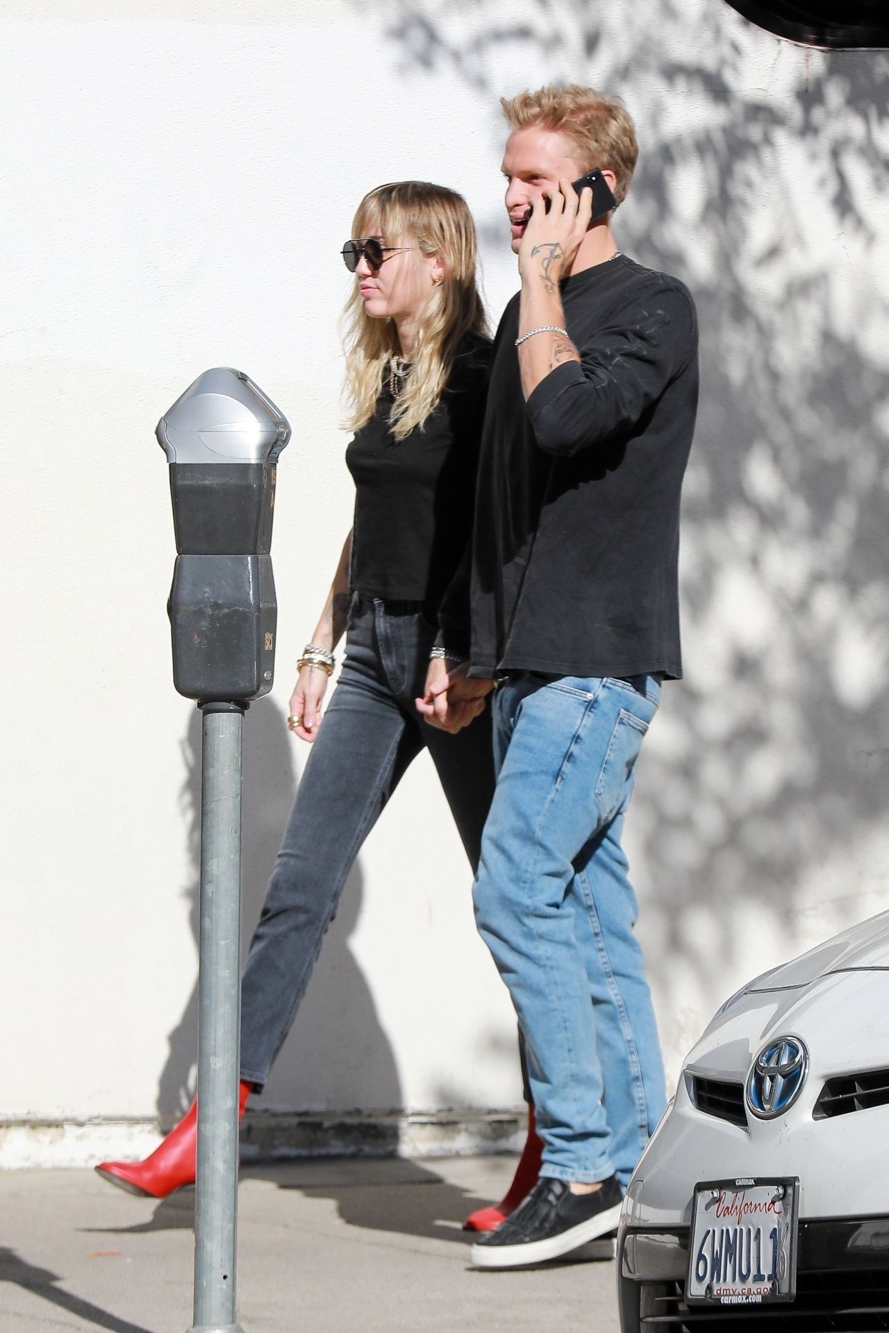 https://celebmafia.com/wp-content/uploads/2019/10/miley-cyrus-with-cody-simpson-out-for-lunch-in-la-10-25-2019-2.jpg