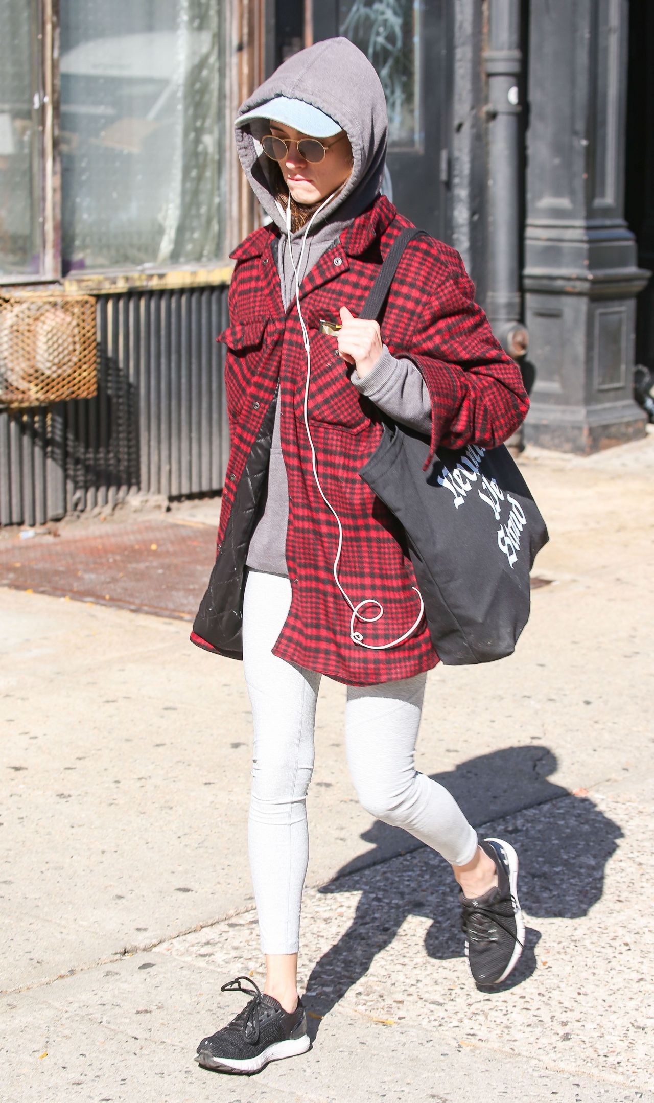 natalia-dyer-out-in-new-york-10-25-2019-3.jpg