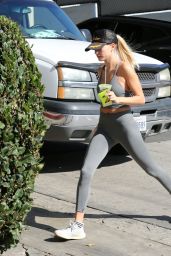 Hailey Rhode Bieber - Getting a Smoothie at Earthbar in West Hollywood 11/22/2019