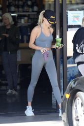 Hailey Rhode Bieber - Getting a Smoothie at Earthbar in West Hollywood 11/22/2019