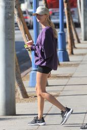 Hailey Rhode Bieber - Picks Up a Healthy Smoothie in West Hollywood 11/25/2019