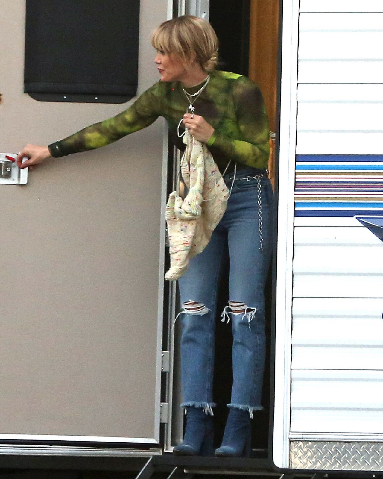 Hilary Duff - Takes a Break While Filming "Lizzie McGuire" in LA 11/19