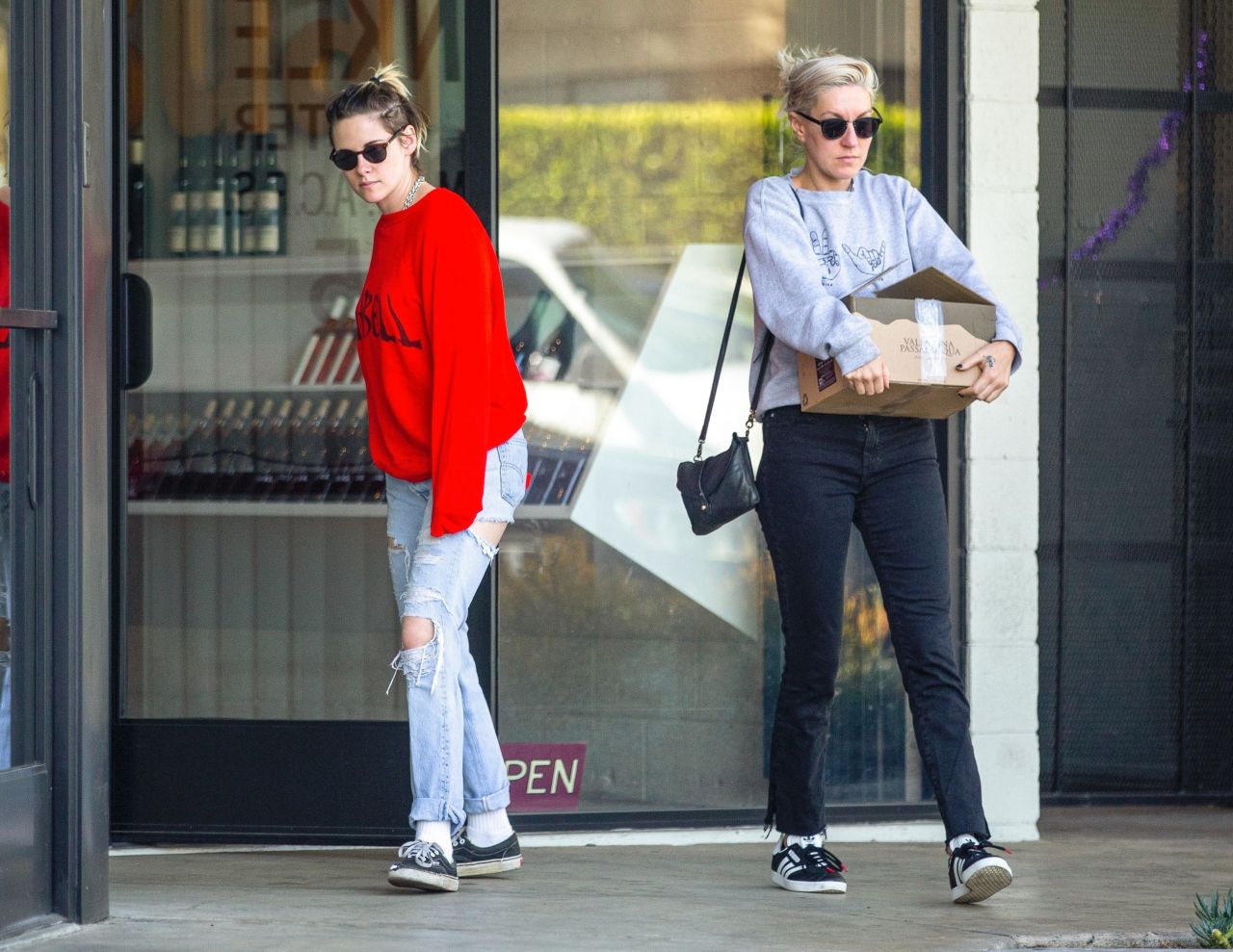 Kristen Stewart - Out With Frieds in Los Angeles 07/27/2019 • CelebMafia