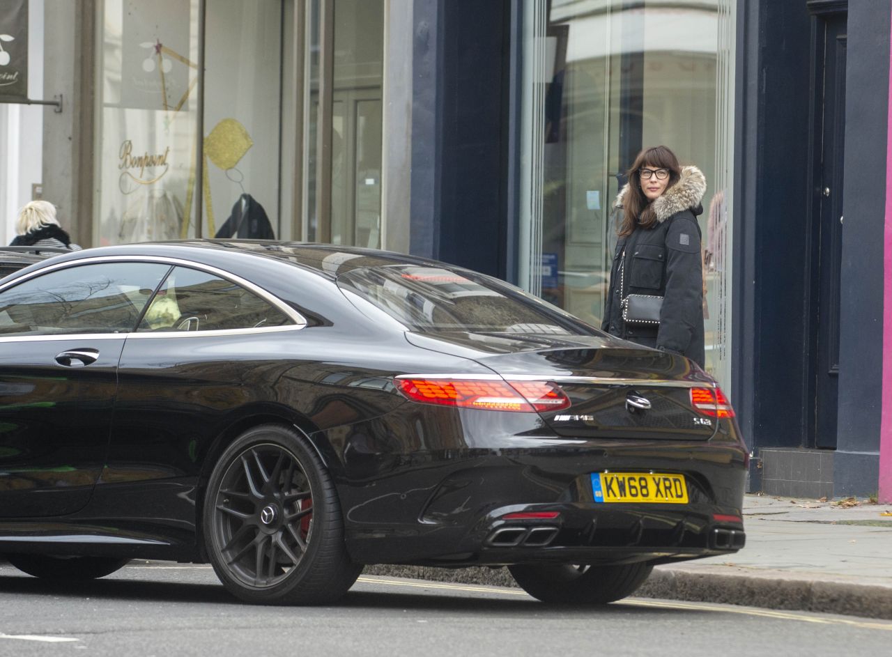 Liv Tyler - Shopping in Notting Hill 11/19/2019 • CelebMafia