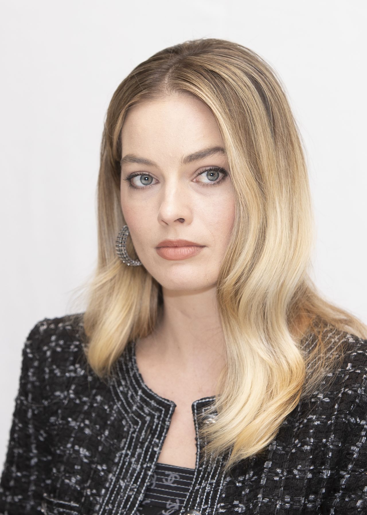 Margot Robbie – “Bombshell” Press Conference Photoshoot (more photos ...