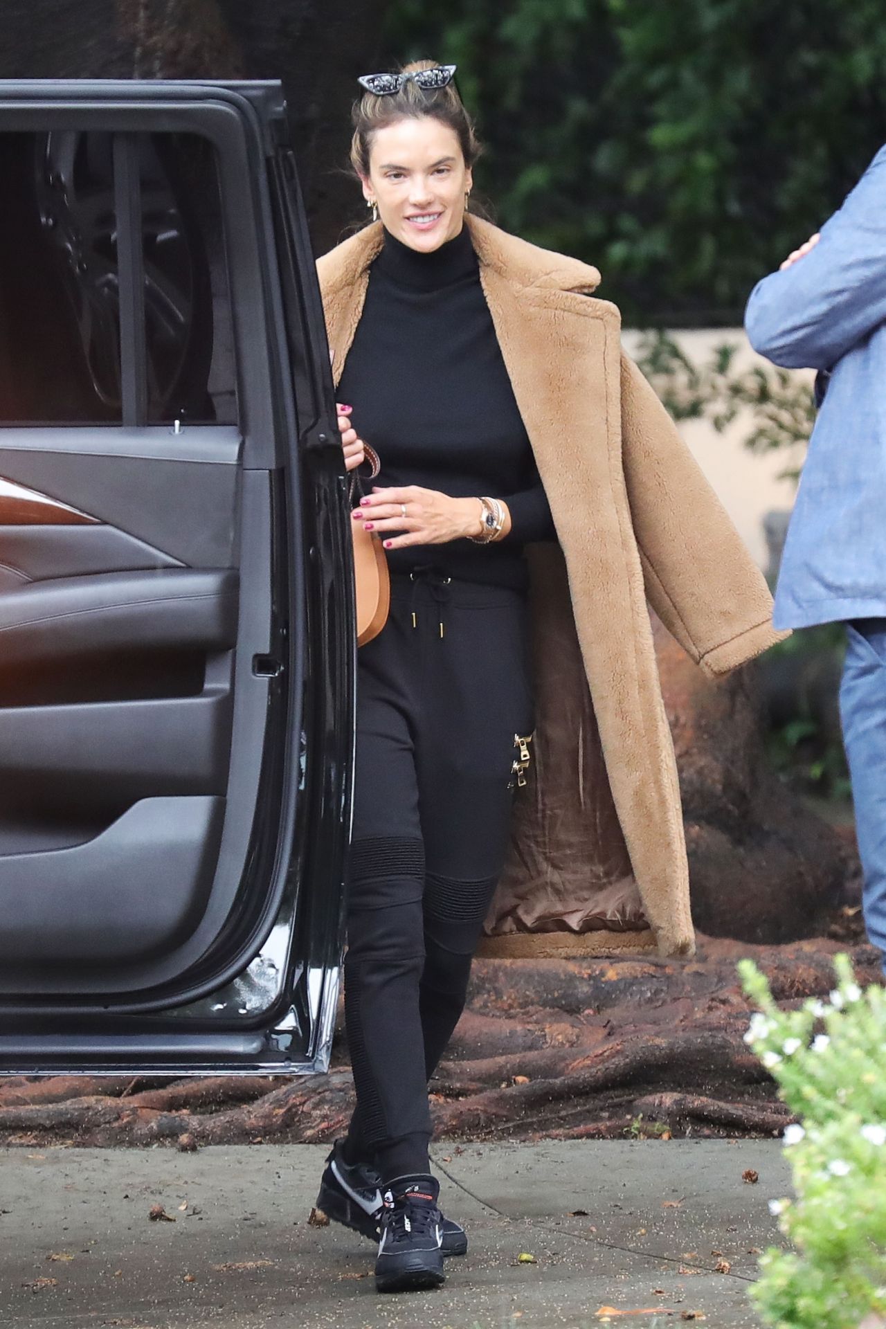 Alessandra Ambrosio Brentwood December 6, 2017 – Star Style