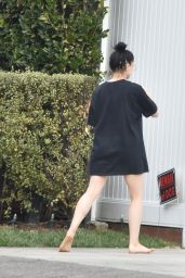 Ariel Winter - Gets a Delivery to Her House in LA 11/30/2019