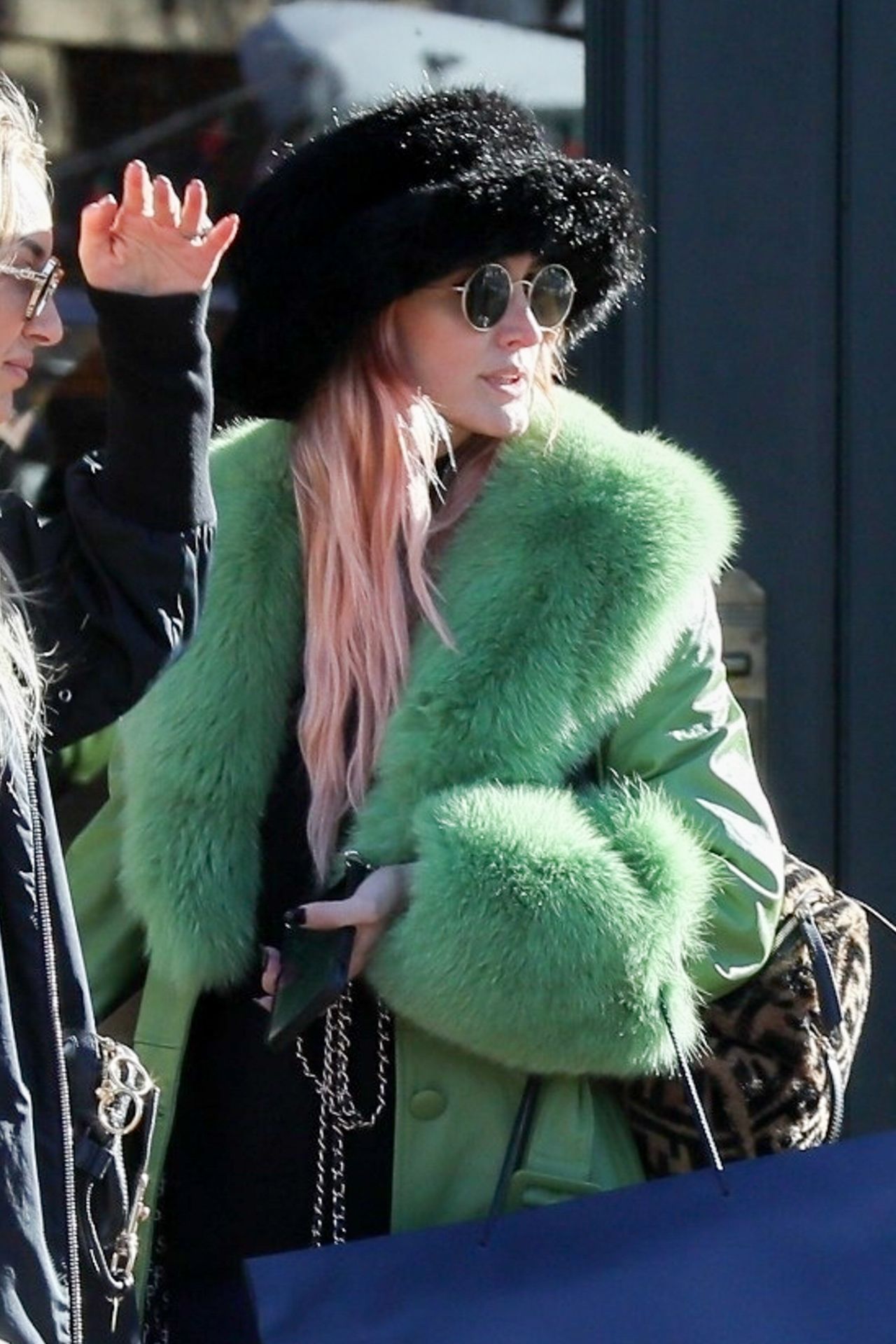 Ashlee Simpson Winter Style - Shopping in Aspen 12/26/2019 • CelebMafia