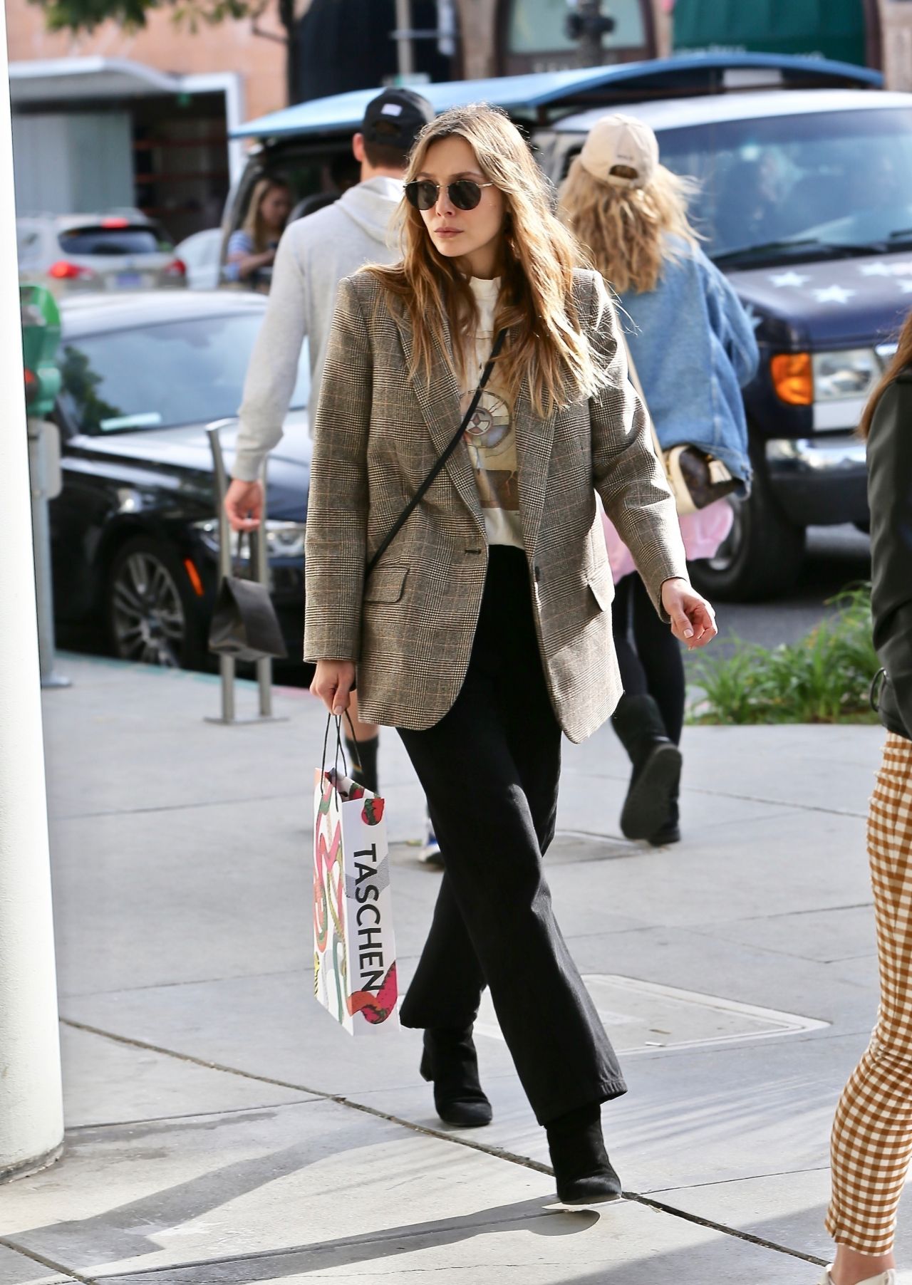 Elizabeth Olsen - Shopping in Beverly Hills 12/22/2019 • CelebMafia