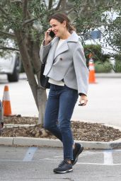 Jennifer Garner - Chatting on the Phone 12/02/2019