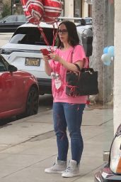 Jennifer Love Hewitt - Purchasing Candy Cane Balloons in Santa Monica 12/18/2019