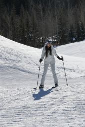 Madison Beer - Skiing in Aspen 12/25/2019