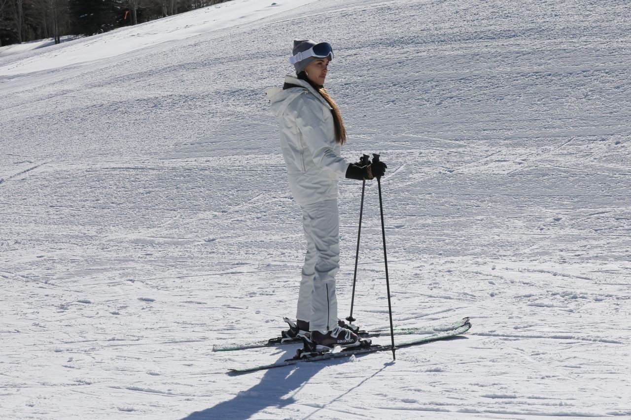 Madison Beer - Skiing in Aspen 12/25/2019 • CelebMafia