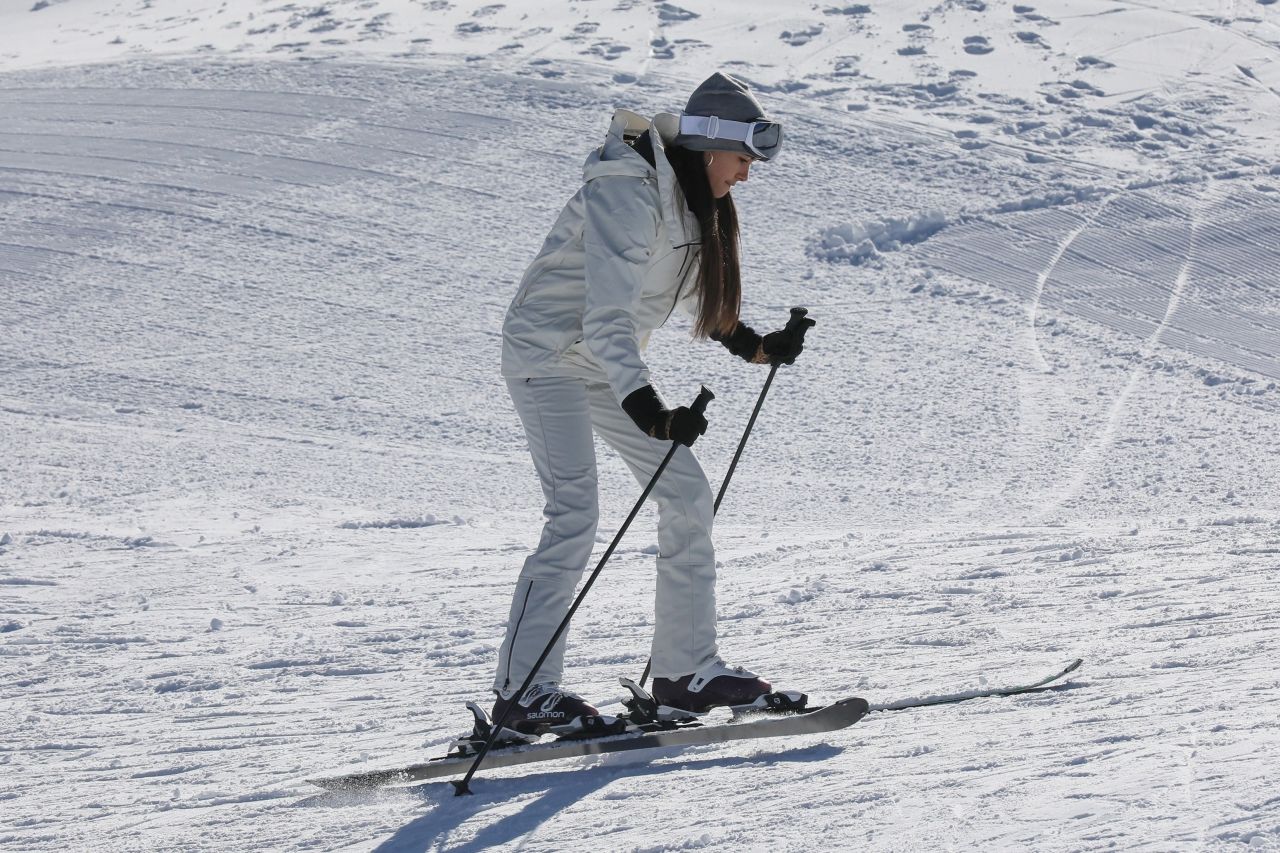 Madison Beer - Skiing in Aspen 12/25/2019 • CelebMafia