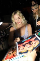 Margot Robbie – Greets Fans at the “Bombshell” Premiere in Westwood