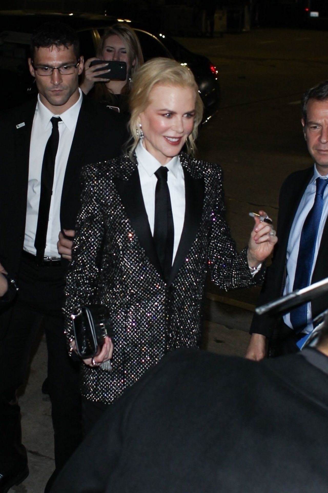 Nicole Kidman Nicole-kidman-greets-fans-at-the-bombshell-premiere-in-westwood-8