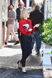 Reese Whiterspoon - Stops By a Local Bookstore in Brentwood 12/05/2019