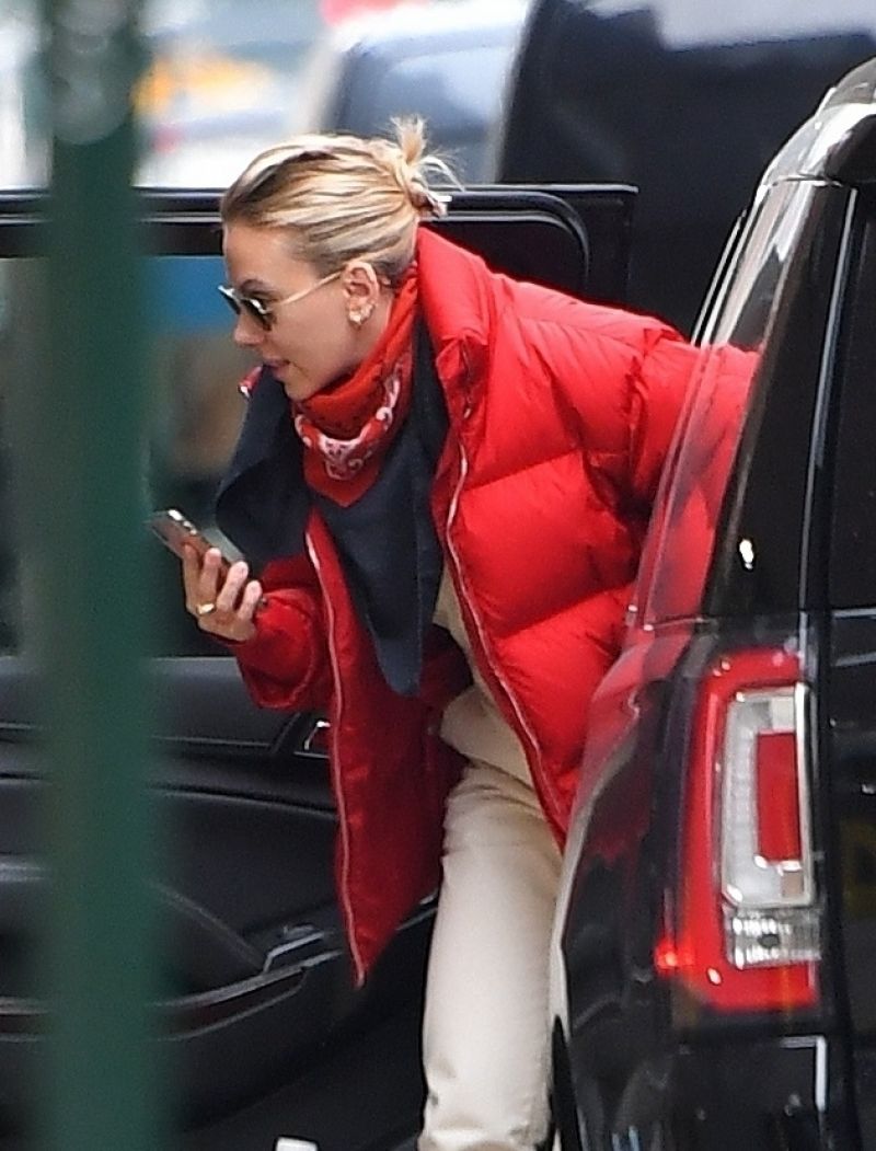 Scarlett Johansson Arriving in London April 9, 2019 – Star Style