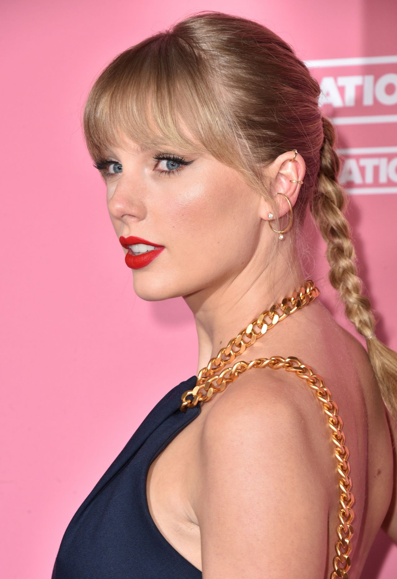 Taylor Swift beautiful at Billboard Women in Music Awards ...