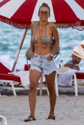 Annemarie Carpendale - Beach in Miami Beach 01/03/2020