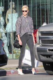 Charlize Theron Street Style 01/10/2020