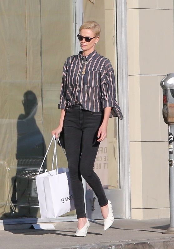 Charlize Theron Street Style 01/10/2020