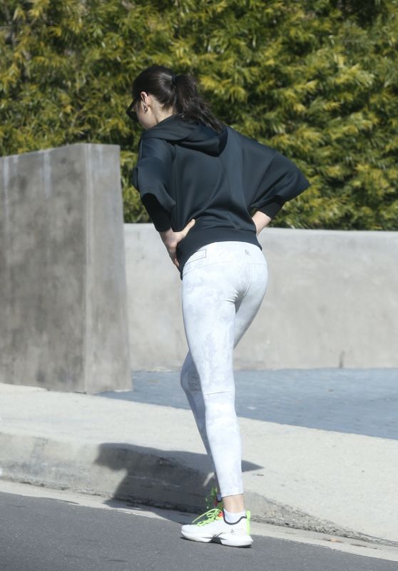Gal Gadot in Tights - Takes a Hike in LA 01/07/2020