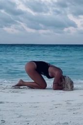 Ilary Blasi - Doing Yoga at the Maldives 01/07/2020