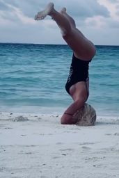 Ilary Blasi - Doing Yoga at the Maldives 01/07/2020