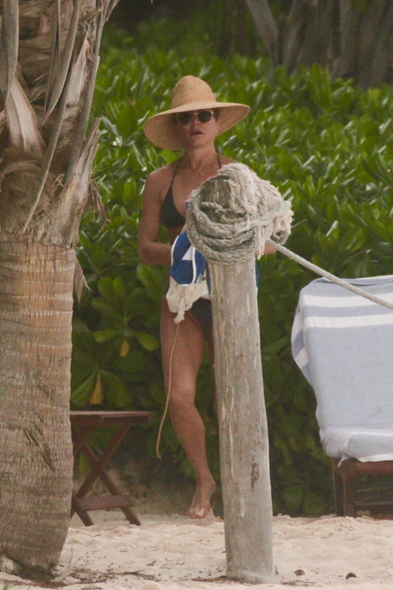 https://celebmafia.com/wp-content/uploads/2020/01/jennifer-aniston-bikini-candids-beach-in-tulum-01-01-2020-6.jpg