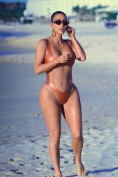 Kim Kardashian - Beach in Mexico 01/13/2020