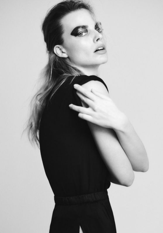 Margot Robbie – V Magazine Spring 2020 Photoshoot (Tom Ford)