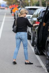 Reese Witherspoon Street Style - Le Pain Quotiden in Brentwood 01/02/2020