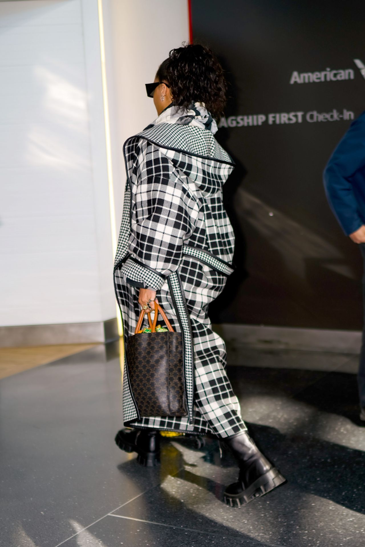 Rihanna in Travel Outfit - JFK Airport in NYC 01/21/2020 • CelebMafia