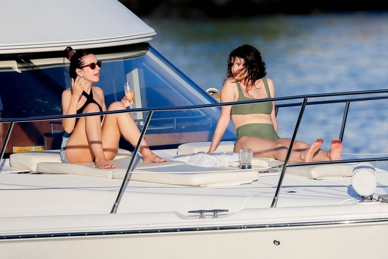 Selena Gomez in a Bikini - Hawaii 01/02/2020.