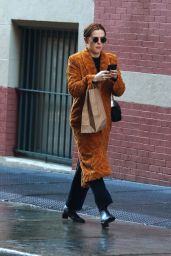 Zoey Deutch Street Style - Shopping in New York 01/16/2020
