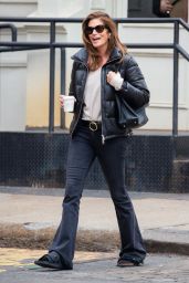 Cindy Crawford - Grabs a Cup of Coffee in NYC 02/05/2020
